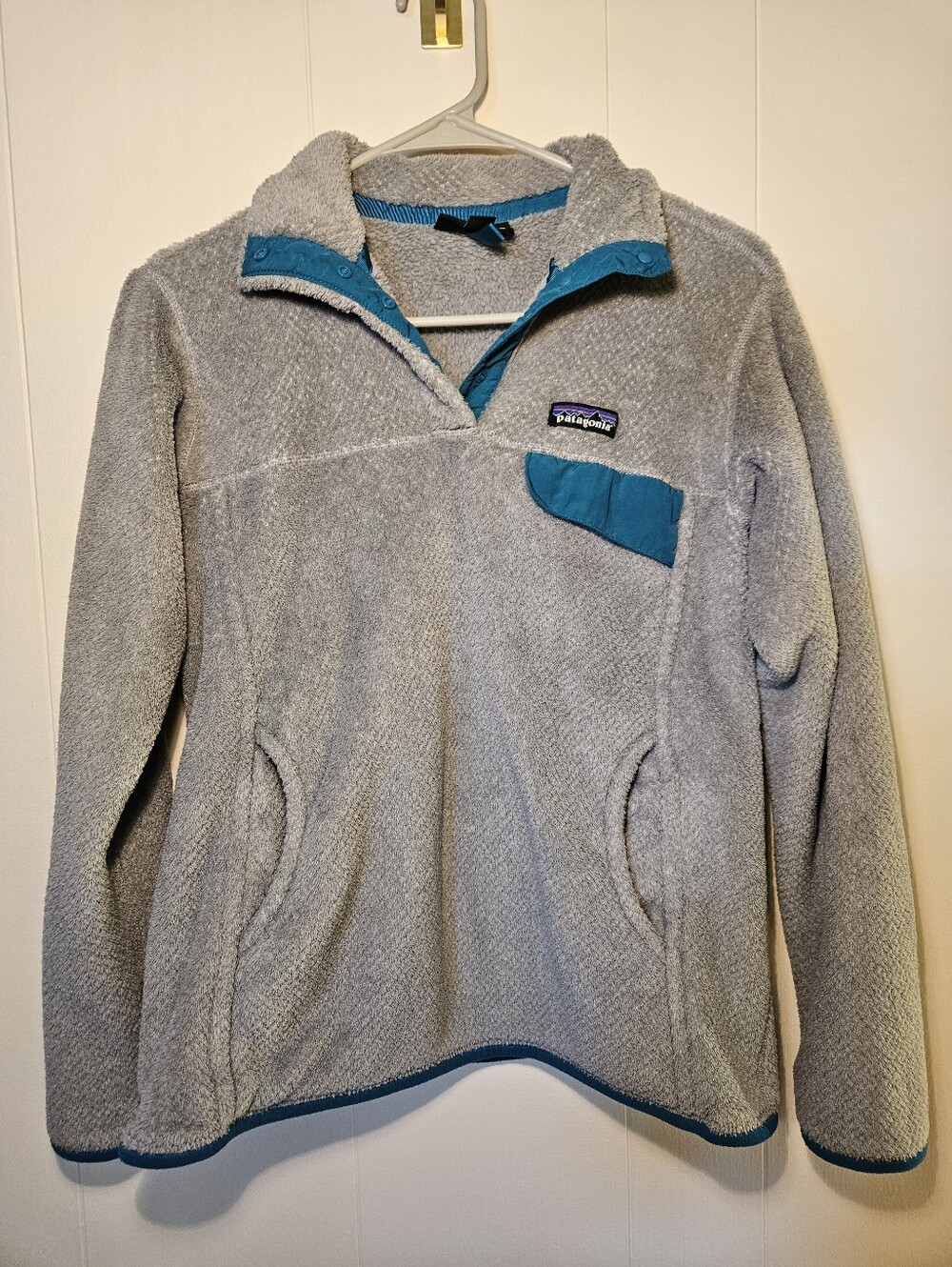 Patagonia Women's Gray Fleece Pullover with Teal Accents